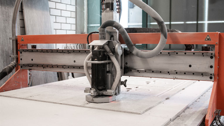 CNC-Maschine schneidet Gipsformteile aus